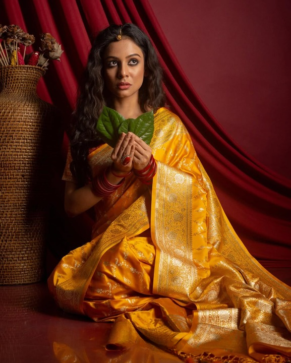 Stramineous Yellow Woven Banarasi Saree